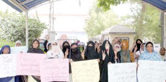 لاڑکانہ : بے نظیر بھٹو میڈیکل یونیورسٹی ایمپلائز اہلخانہ کے ہمراہ مطالبات کی عدم منظوری کیخلاف جناح باغ پر احتجاج کررہی ہیں