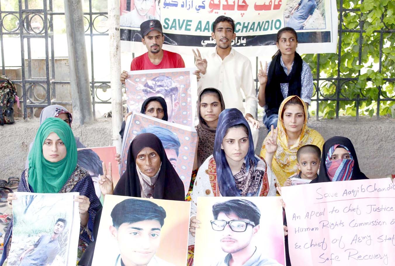 لاڑکانہ : عاقب چانڈیو کے اہلخانہ جناح باغ پر بازیابی کا مطالبہ کررہے ہیں