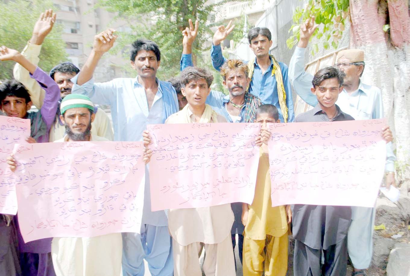 حیدر آباد : نواحی علاقے کے مکین مطالبات کی عدم منظوری کیخلاف پریس کلب پر سراپا احتجاج ہیں
