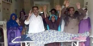 جیکب آباد : غلط انجکشن لگنے سے خاتون کے جاں بحق ہونے کیخلاف ورثا لیڈی ڈاکٹر کیخلاف سراپا احتجاج ہیں