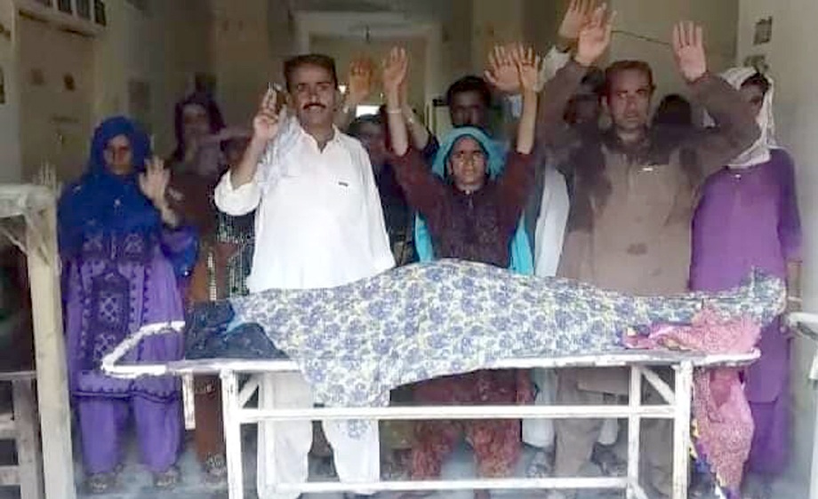 جیکب آباد : غلط انجکشن لگنے سے خاتون کے جاں بحق ہونے کیخلاف ورثا لیڈی ڈاکٹر کیخلاف سراپا احتجاج ہیں