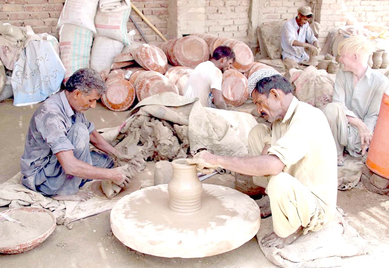 حیدر آباد : اپنی اور اپنے اہل خانہ کی کفالت کے لیے مزدور مٹی سے بنی اشیا تیار کررہے ہیں