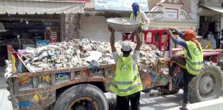 لاڑکانہ : میونسپل عملے شہر کی صفائی ستھرائی کے کام میں مصروف ہ ے