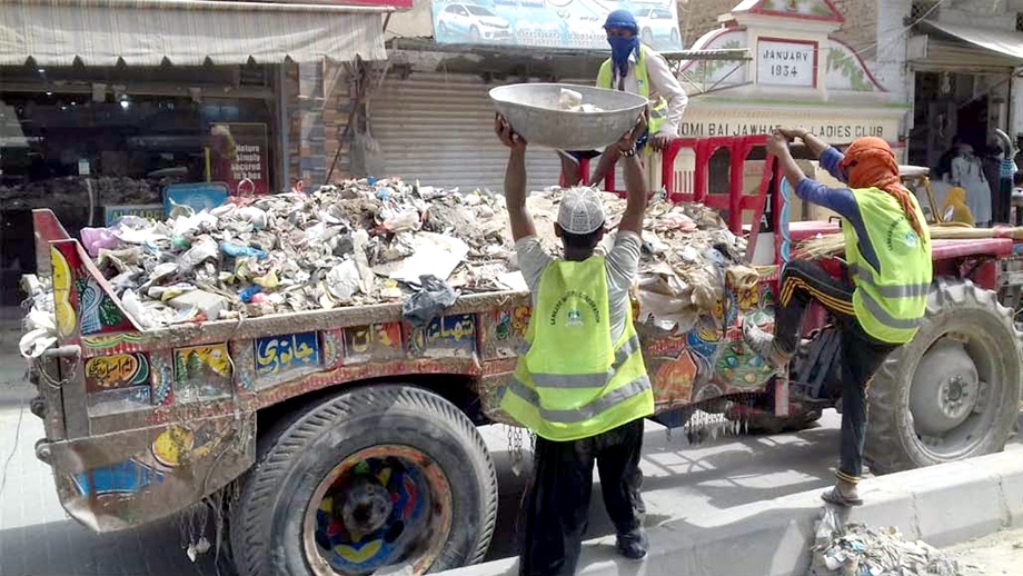 لاڑکانہ : میونسپل عملے شہر کی صفائی ستھرائی کے کام میں مصروف ہ ے