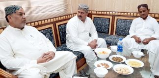 میرپور خاص : تحریک انصاف کے صوبائی رہنما سید اظہار الحسن قادری ملک ہائوس میں راجا عبدالحق اور ملک عبدالغفار سے ملاقات کررہے ہیں