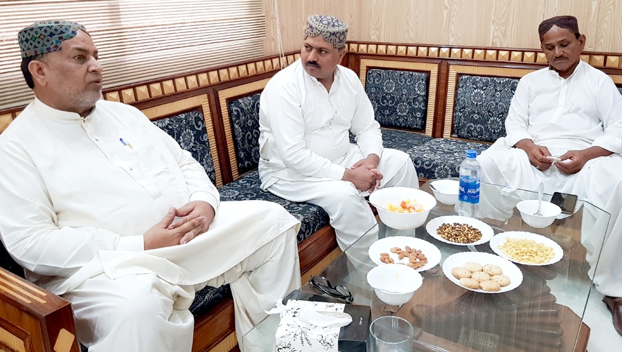 میرپور خاص : تحریک انصاف کے صوبائی رہنما سید اظہار الحسن قادری ملک ہائوس میں راجا عبدالحق اور ملک عبدالغفار سے ملاقات کررہے ہیں