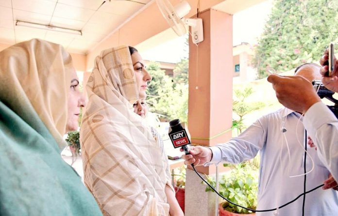 ایبٹ آباد: رکن صوبائی مومنہ باسط خواتین یوتھ گیمز کے افتتاح کے موقع پر میڈیا سے گفتگو کررہی ہیں