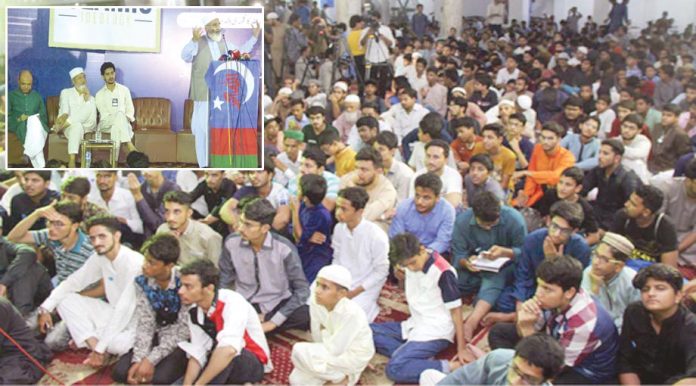 کراچی: امیر جماعت اسلامی پاکستان سراج الحق اسلامی جمعیت طلبہ کے کارکنان سے خطاب کررہے ہیں