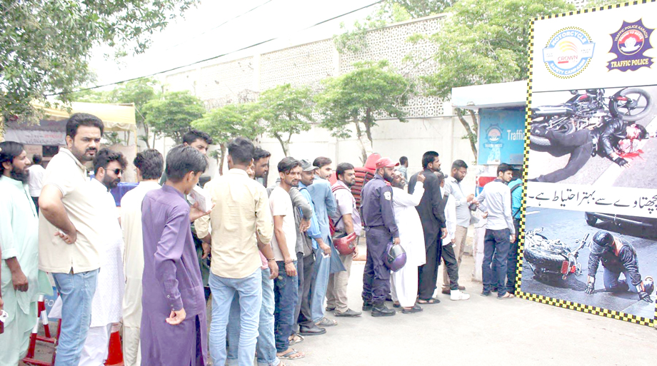 الخدمت ویمن ونگ کراچی اور جے آئی یوتھ کے تحت 6 روزہ والنٹیئر بوٹ کیمپ میں طالبات کا گروپ فوٹو