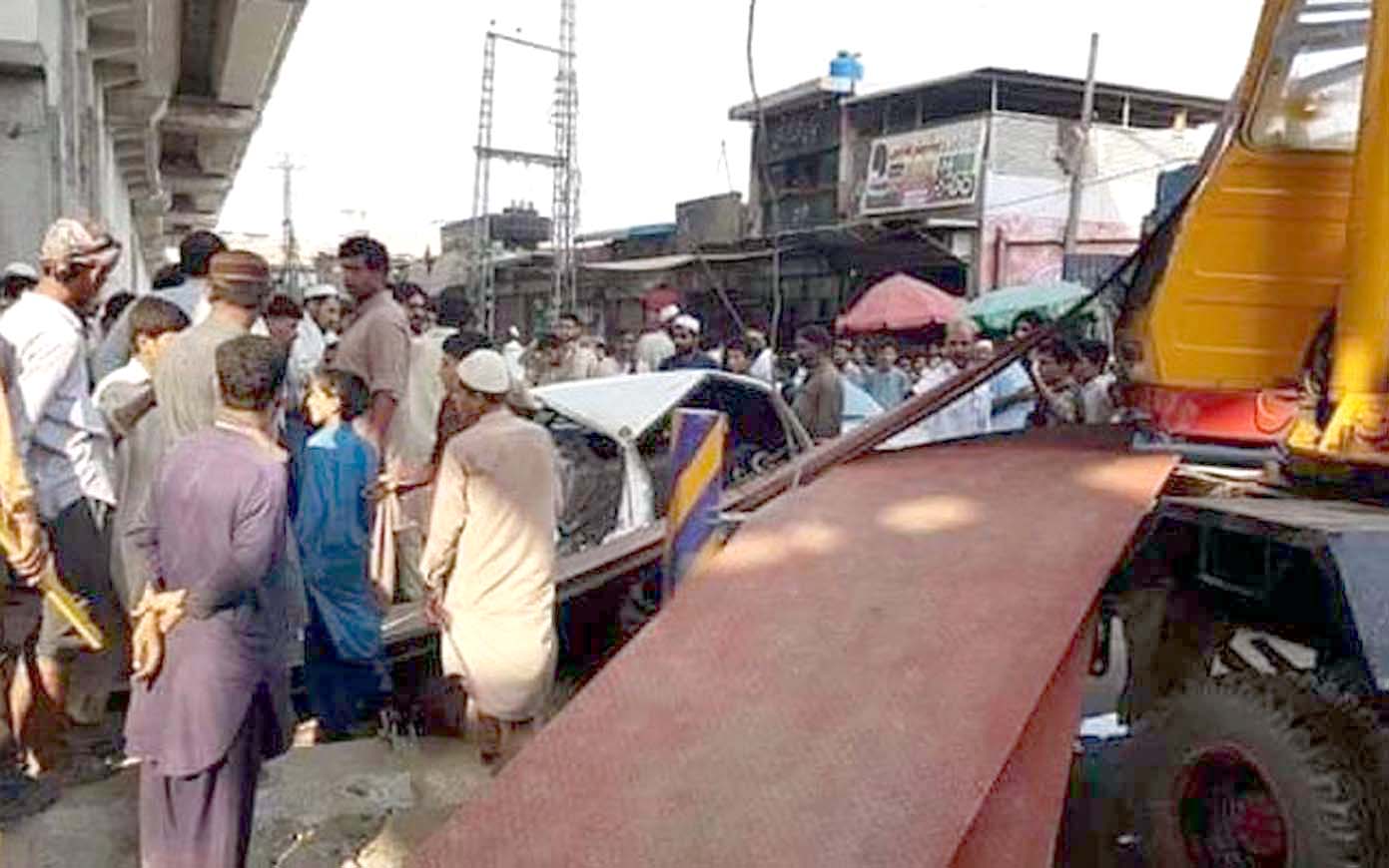 پشاور :بی آر ٹی منصوبہ کام کے دوران وزنی لوہے کی شیٹ گاڑی پر گری پڑی ہیں