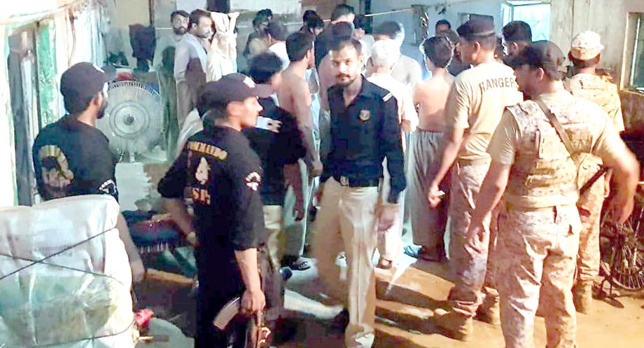 وزیراعلیٰ سندھ مراد علی شاہ گریڈ 21 میں  ترقی حاصل کرنے والے غلام نبی میمن کو  ایڈیشنل آئی جی پولیس کے بیچ لگا رہے ہیں
