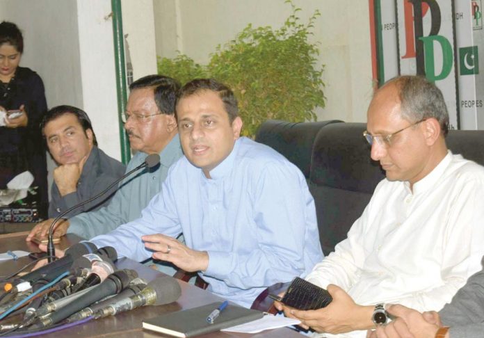 کراچی: مشیر اطلاعات سندھ مرتضیٰ وہاب پریس کانفرنس کررہے ہیں