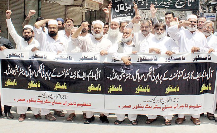 پشاور: تاجر حکومت کی پالیسیوں اور ٹیکسوں کیخلاف صدر روڈ پر احتجاجی مظاہرہ کررہے ہیں