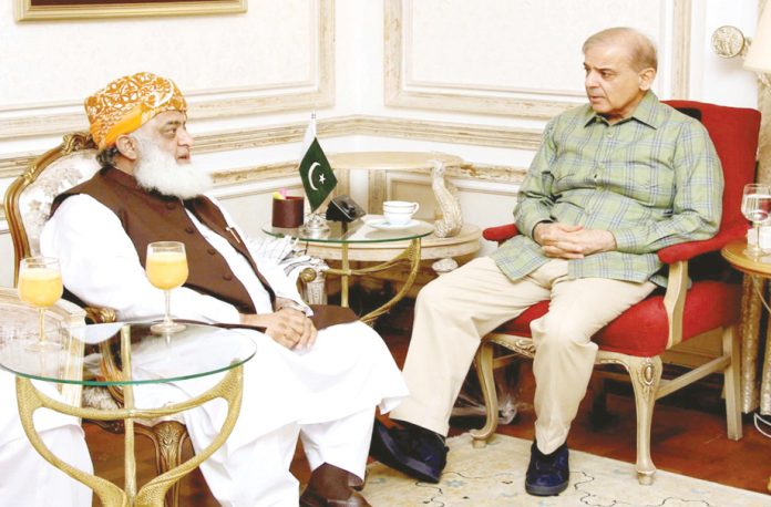 لاہور: جے یو آئی کے سربراہ مولانا فضل الرحمن شہباز شریف سے ملاقات کررہے ہیں