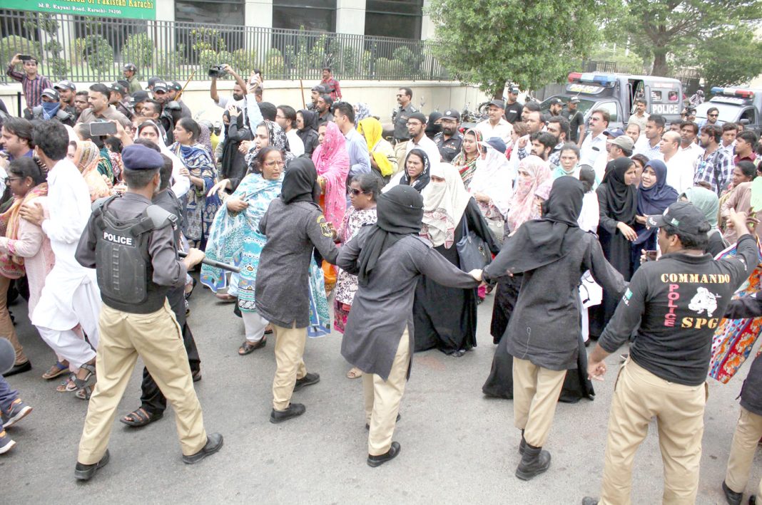 کراچی: خواتین پولیس اہلکارمطالبات کی منظوری کیلیے وزیراعلیٰ ہائوس کی جانب مارچ کرنیوالی نرسوںکو روک رہی ہیں