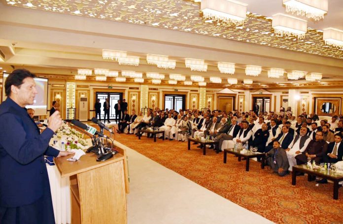 اسلام آباد، وزیر اعظم عمران خان گوجرانوالہ چیمبر آف کامرس کی ایوارڈ تقریب سے خطاب کررہے ہیں
