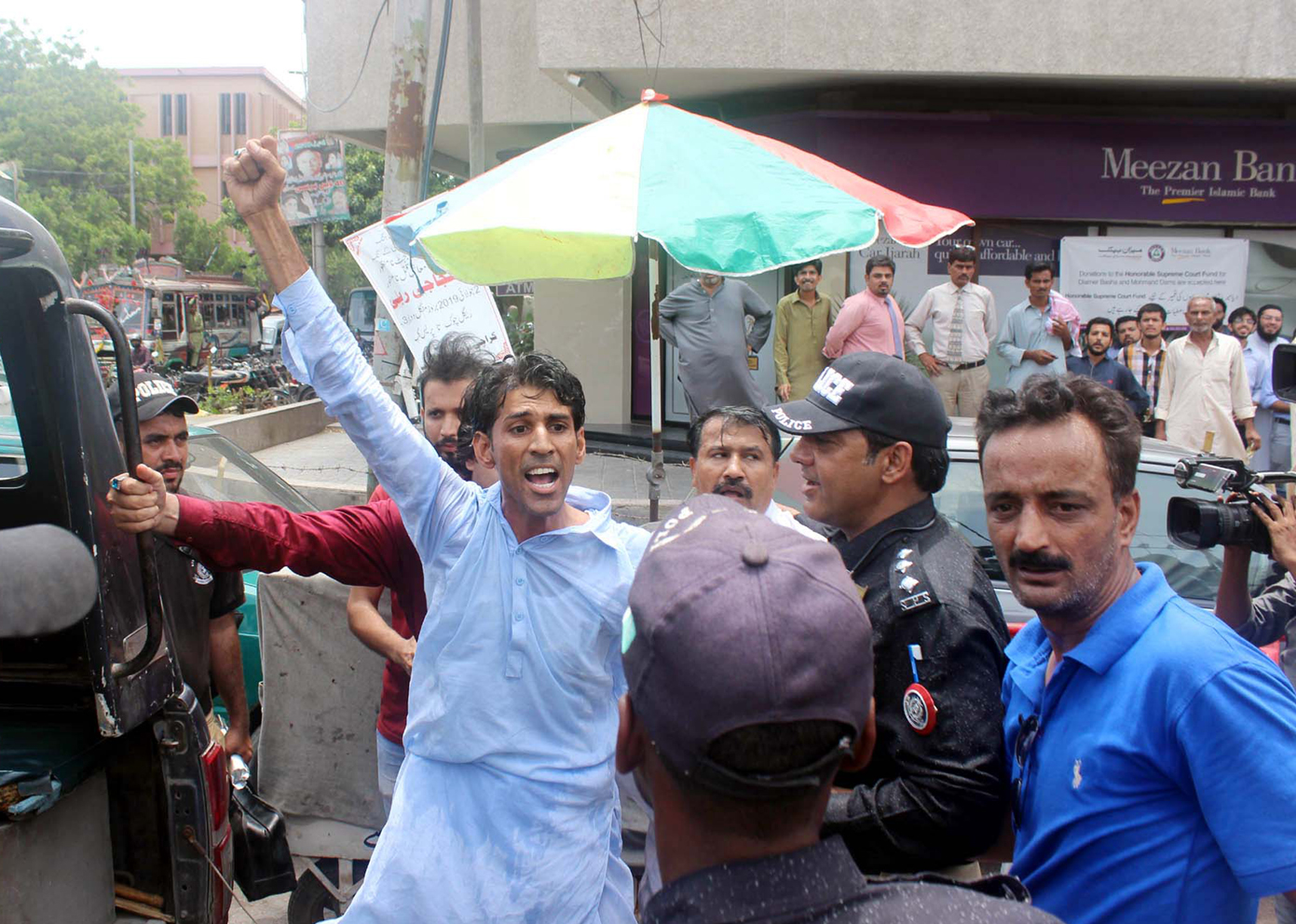 کراچی:سندھ نرسز الائنس کے احتجاج کے دوران پولیس مظاہرین کو گرفتار کرہی ہے
