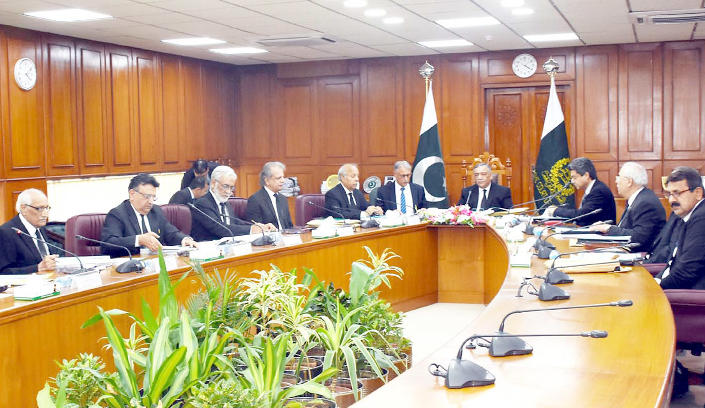اسلام آبادـ: چیف جسٹس آف پاکستان جسٹس آصف سعید کھوسہ جوڈیشل کمیشن پاکستان کے اجلاس کی صدارت کررہے ہیں