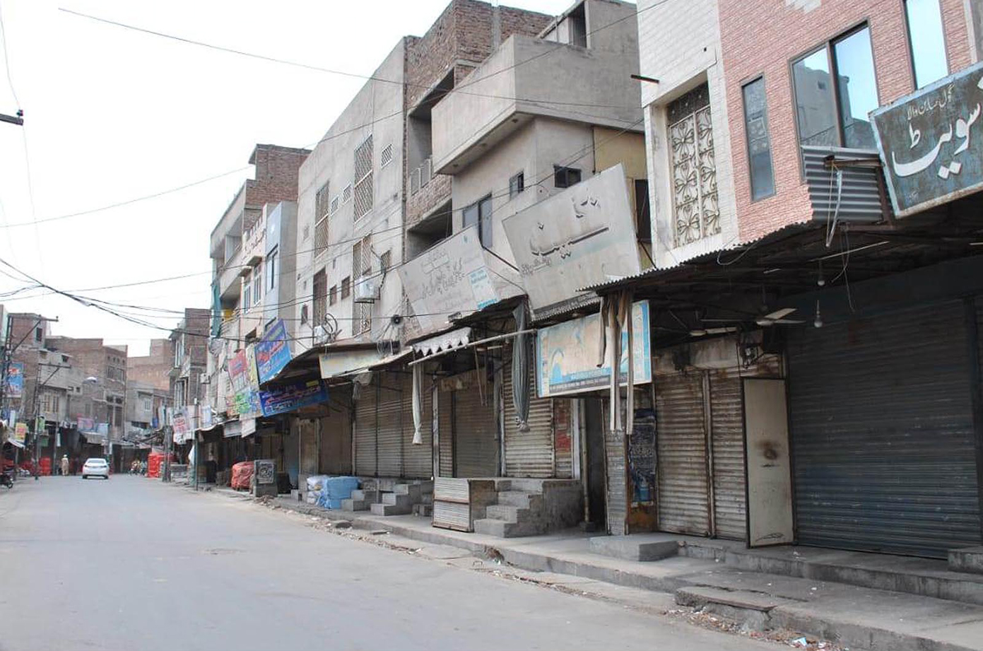 فیصل آباد: وفاقی حکومت کے ٹیکسوں کیخلاف ہڑتال کے باعث مارکیٹ بند پڑی ہے