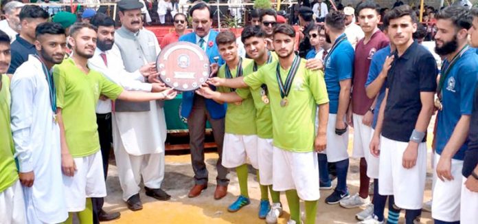 مانسہرہ: اسپیکر خیبر پختونخوا اسمبلی مشتاق غنی کیڈٹ کالج مانسہرہ میں سالانہ کھیلوں کے مقابلے میں انعامات تقسیم کرتے ہوئے