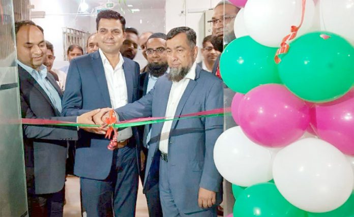 پاک قطر تکافل کے چیف ایگزیکٹو ناصر علی سید ایکسپو سینٹر میں نئی شاخ کا افتتاح کررہے ہیں