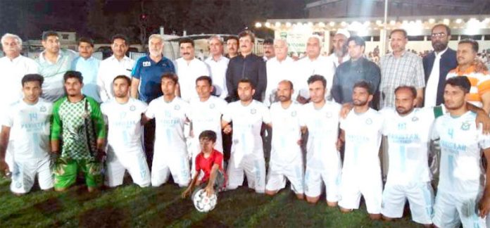 نیشنل فٹبال چیمپئن شپ کے آغاز کے موقع پرکھلاڑیوں کا مہمان خصوصی صوبائی وزیرشوکت علی یوسف زئی کے ساتھ لیاگیا گروپ فوٹو
