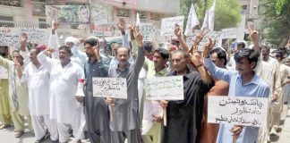 حیدرآباد ،سندھ آبادگار تنظیم کے تحت پانی کی عدم فراہمی کے خلاف پریس کلب کے سامنے احتجاج کیا جارہا ہے