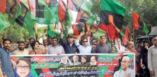 حیدرآباد،پاکستان پیپلزپارٹی کے تحت سابق صدر آصف زرداری اور فریال تالپور کی گرفتاری کے خلاف پریس کلب کے سامنے احتجاج کیا جارہا ہے
