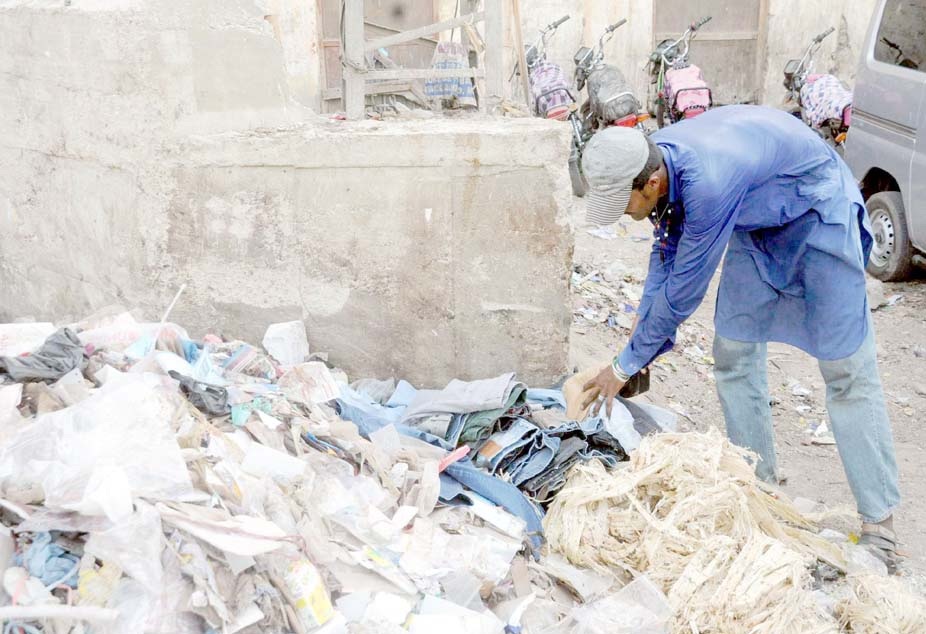 حیدرآباد ،میونسپل کمیٹی کی نااہلی کے باعث جمع کچرے کے ڈھیر سے ایک شخص اپنے کام کی اشیا تلاش کررہاہے