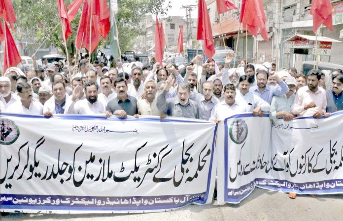 لاہور،آل پاکستان واپڈا ہائیڈرو ورکرز یونین کے تحت مطالبات کی عدم منظوری پر احتجاج کررہے ہیں