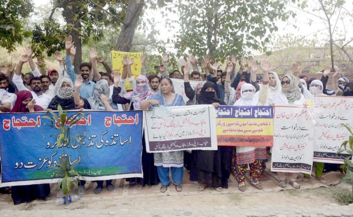 لاہور : پنجاب ووکیشنل ٹریننگ کونسل کے ڈیلی ویجز ملازمین مطالبات کی عدم منظوری کیخلاف سراپا احتجاج ہیں