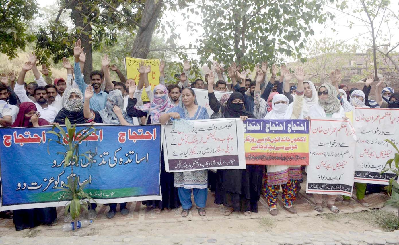 لاہور : پنجاب ووکیشنل ٹریننگ کونسل کے ڈیلی ویجز ملازمین مطالبات کی عدم منظوری کیخلاف سراپا احتجاج ہیں