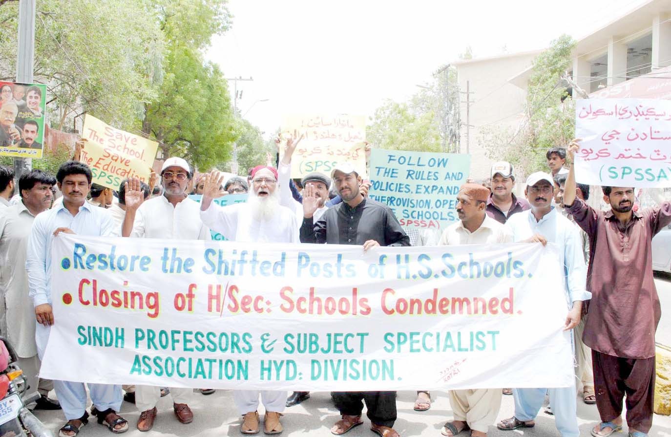 حیدر آباد، سندھ پروفیسر، سبجیکٹ اسپیشلسٹ ایسوسی ایشن کے تحت مطالبات کے حق میں پریس کلب کے سامنے مظاہرہ کیا جارہا ہے