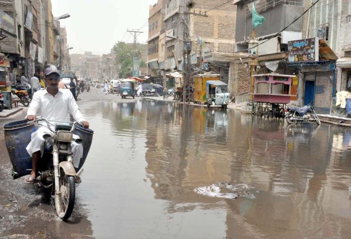 حیدر آباد : پاکستان چوک پر سڑک پر پانی جمع ہے جو آمدو رفت میں مشکلات کا باعث ہے