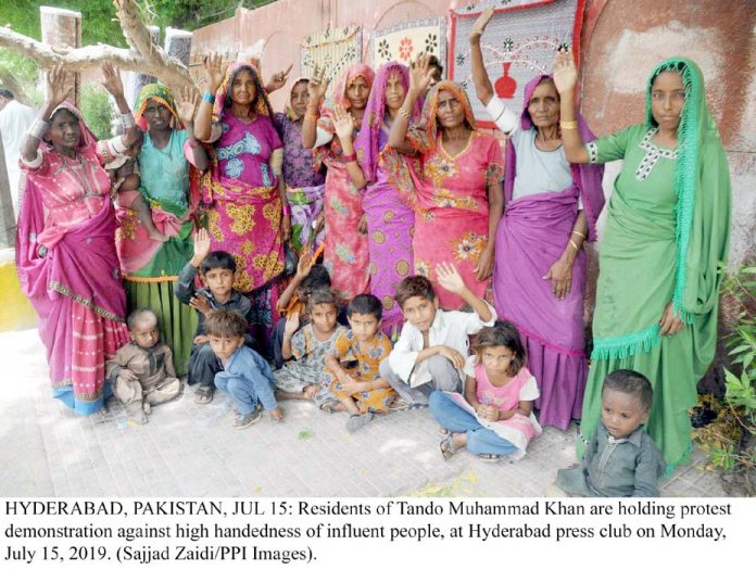 حیدرآباد،ٹنڈومحمد خان کے رہائشی خاندان بااثرافراد کے ظلم کے خلاف پریس کلب کے سامنے احتجاج کررہاہے