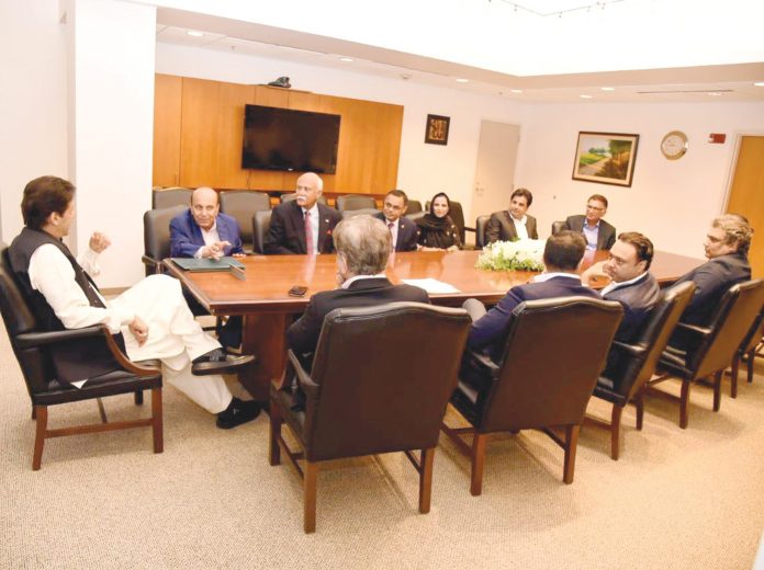واشنگٹن: وزیراعظم عمران خان سے پاکستانی نژاد امریکی کاروباری شخصیت جاوید انور تاجروں کے ہمراہ ملاقات کررہے ہیں