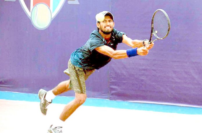 کراچی : مدثر مرتضیٰ دوسرے چیمپئن جے سی ایس سی اوپن ٹینس چیمپئن شپ کے سیمی فائنل میں شاٹ کھیلتے ہوئے