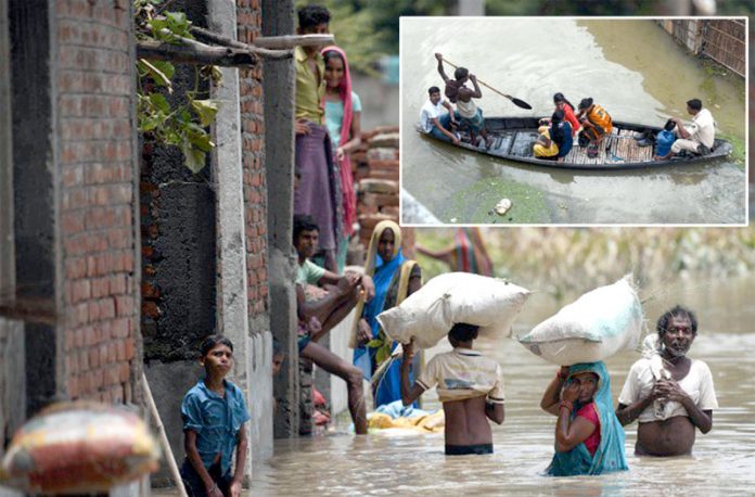 بھارت: سیلاب زدہ علاقوں کے شہری پیدل اور کشتیوں کی مدد سے نقل مکانی کررہے ہیں