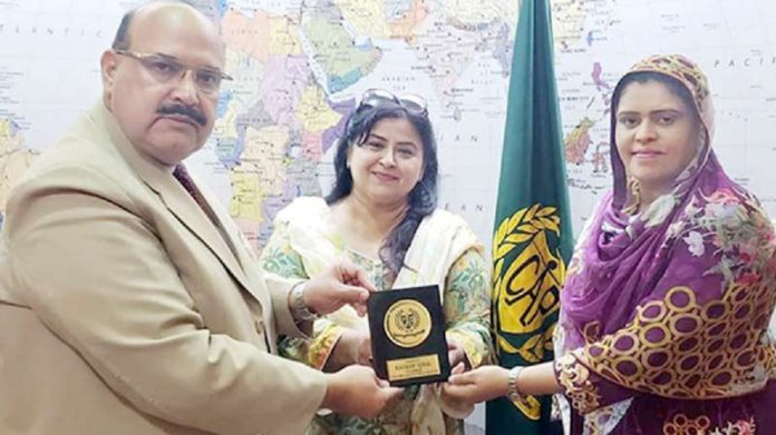 کنزیومرز ایسوسی ایشن آف پاکستان کے چیئرمین کوکب اقبال شمسہ جبیں کو سوینیئر پیش کر رہے ہیں