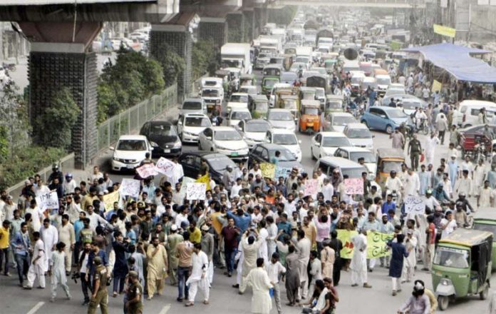 لاہور،تاجربرادری ظالمانہ بجٹ کے خلاف فیروزپور روڈ پر احتجاج کررہی ہے ،احتجاج کے باعث ٹریفک جام ہوگیا ہے