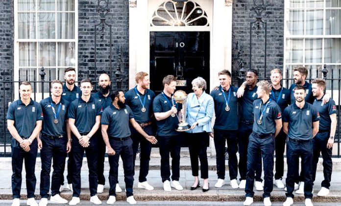 لندن: ڈائوننگ اسٹریٹ میں وزیراعظم تھریسامے کے ساتھ ورلڈکپ کی فاتح انگلش ٹیم کالیاگیا گروپ فوٹو