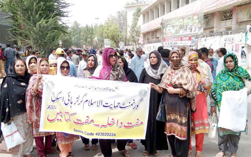 حیدر آباد : خواتین اساتذہ سرکاری اسکولوں میں داخلے کے حوالے سے آگاہی ریلی نکال رہی ہیں