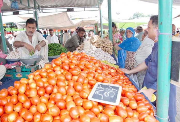 اسلام آباد : ہفتہ بازار میں لوگ سبزی کی خریداری کررہے ہیں
