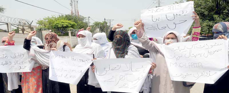 پشاور،مختلف علاقوں سے تعل رکھنے والی لیڈی ہیلتھ ورکرز مطابات کے حق میں مظاہرہ کررہی ہیں