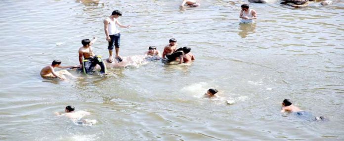 اسلام آباد ،گرمی کے ستائے ہوئے منچلے راول ڈیم میں نہا رہے ہیں
