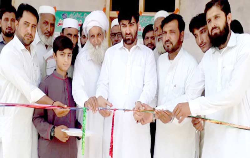 سرائے نورنگ،جماعت سالامی کے ضلعی امیر حاجی عزیز اللہ خان البدرٹیوشن سینٹر کا افتتاح کررہے ہیں
