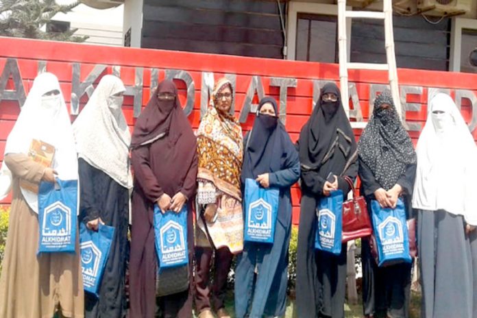 جماعت اسلامی حلقہ خواتین کراچی کی رہنمائوں کا فریدہ یعقوب اسپتال کے دورے پر وفد کا گروپ فوٹو