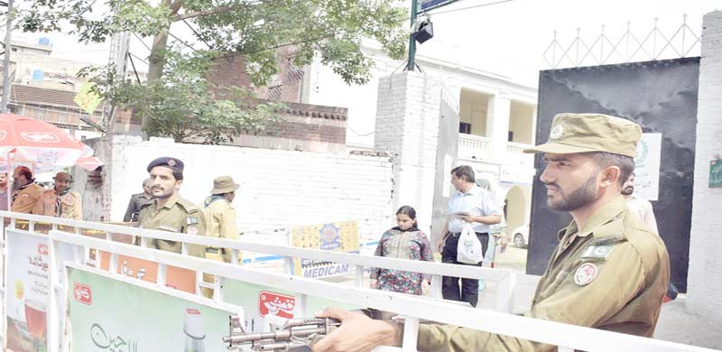 لاہور،حاجی کیمپ کے داخلی راستے پرپولیس اہلکار چوکس کھڑا ہے