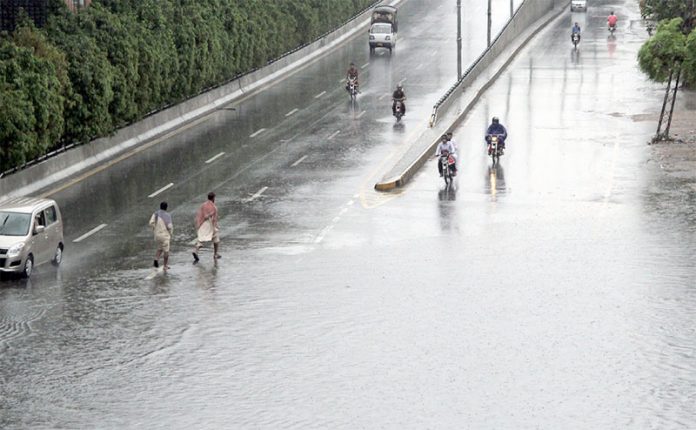 لاہور : صوبائی دارالحکومت میں بارش کے بعد ایک سڑک پر پانی جمع ہے