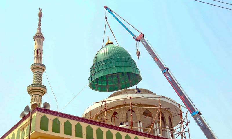 صدر کے علاقے میں مسجد طیبہ کی تزئین وآرائش کے بعد گنبد نصب کیا جا رہا ہے (فوٹو: محمد احمد)